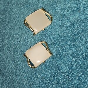 Vintage Thermoset White And Silver Clip-on Earrings